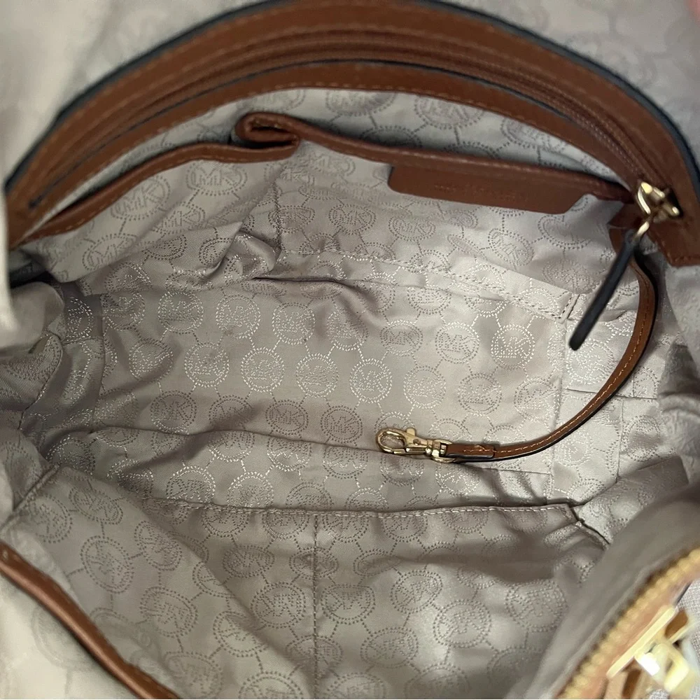 Authentic Michael Kors Leather Crossbody Shoulder Bag - Picture 6 of 10